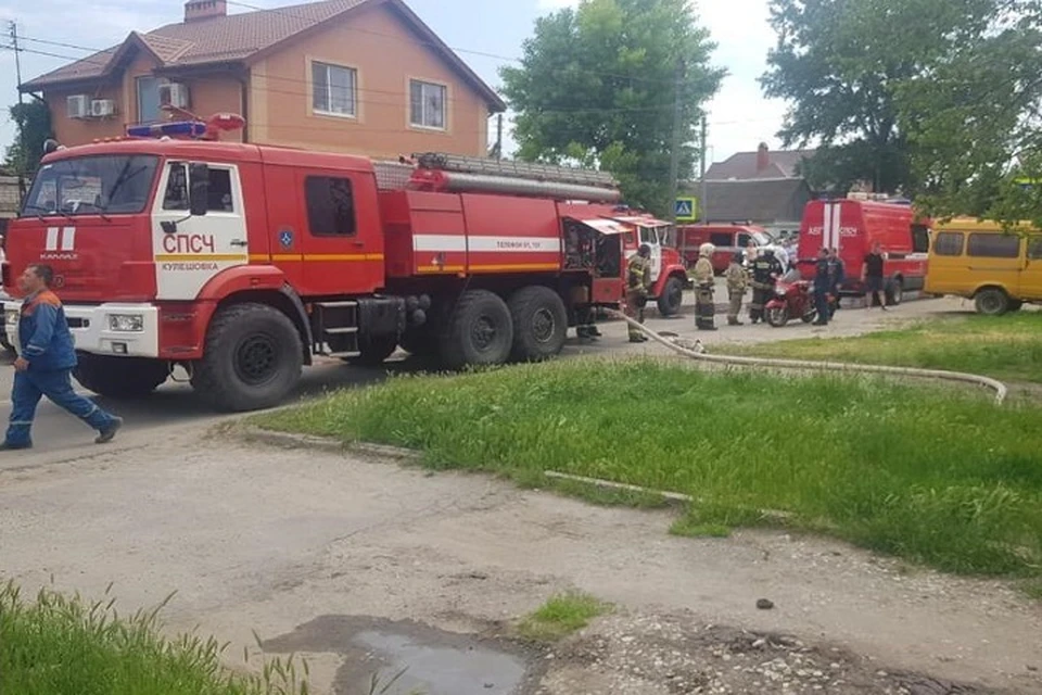 С пожаром боролись около 2,5 часов Фото: пресс-служба МЧС России по Ростовской области
