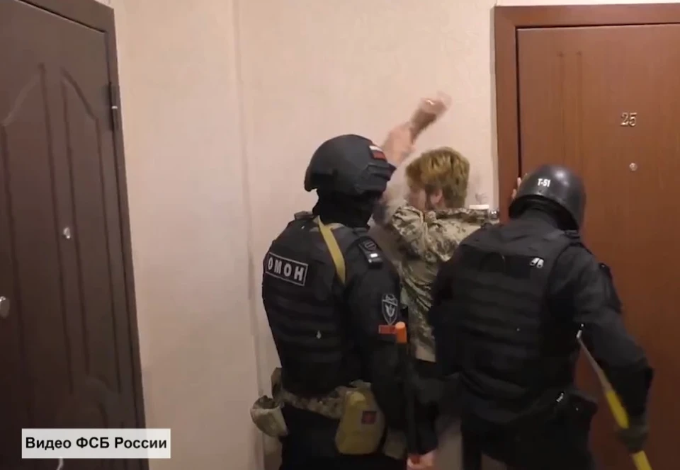 Кадр с видео ЦОС ФСБ по задержанию неонацистов в Саратове
