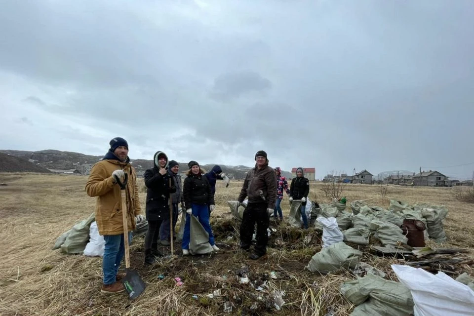 Собранный пластик пойдет на пользу - из него сделают урну. Фото: vk.com/evcmurmansk