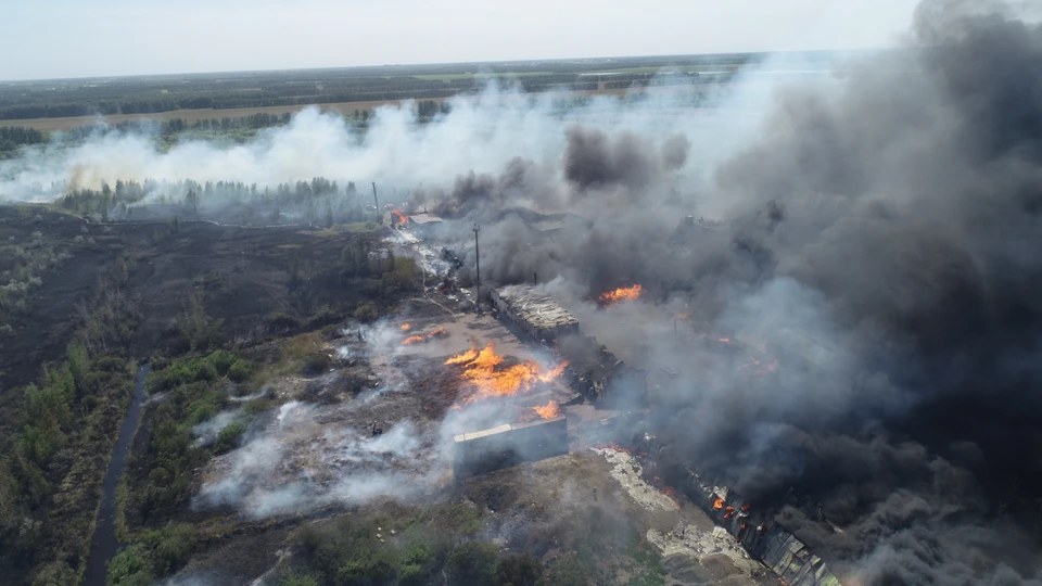 Дым от пожара был виден со всех концов города. Фото: пресс-служба ГУ МЧС по Омской области