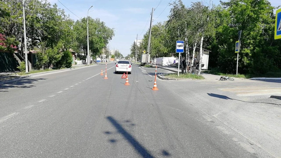 В Тюмени юный велосипедист, которого сбило авто, получил тяжелую травму.
