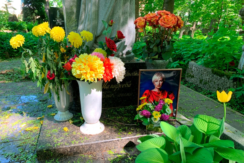 Показываем, как выглядит могила Марины Малафеевой, жены известного футболиста Вячеслава Малафеева.