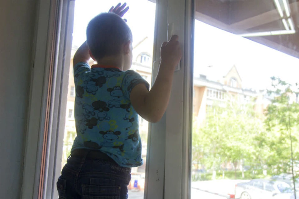 В Ярославле 3-летний мальчик упал из окна второго этажа