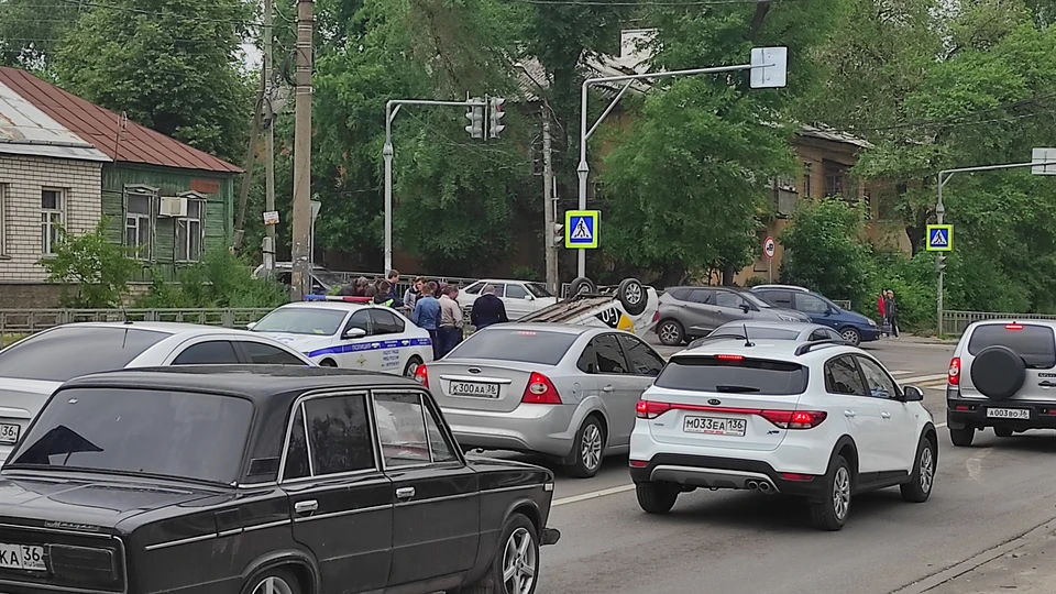 Машина встала на крышу чуть дальше перекрестка.