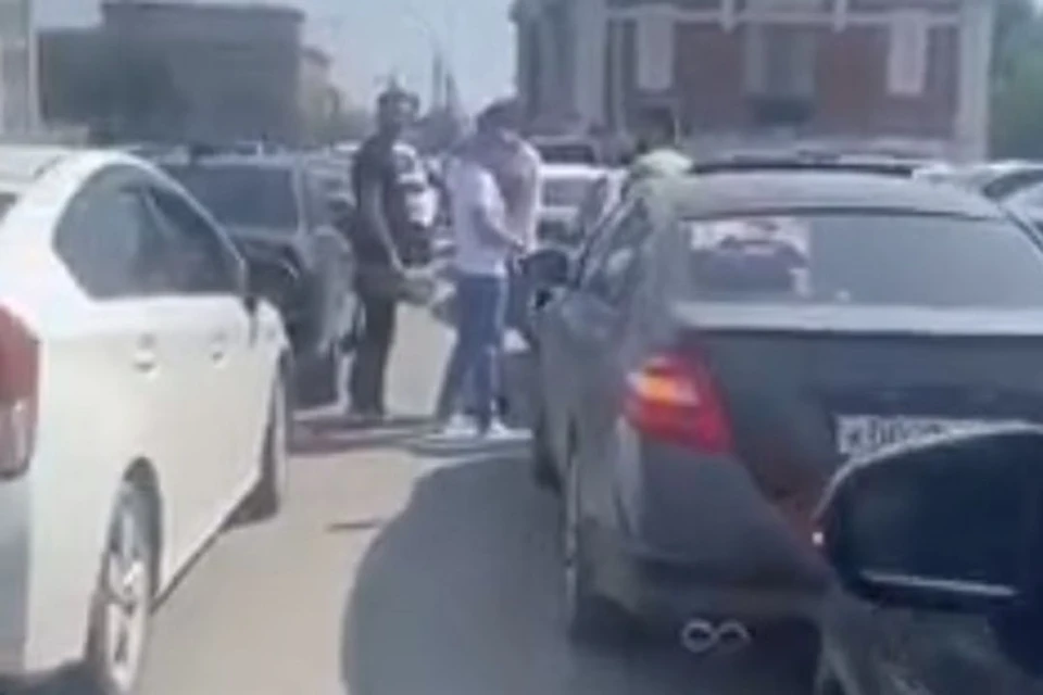 В Новосибирске прошел автопробег в память о погибшем 19-летнем парне. Фото: стоп-кадр