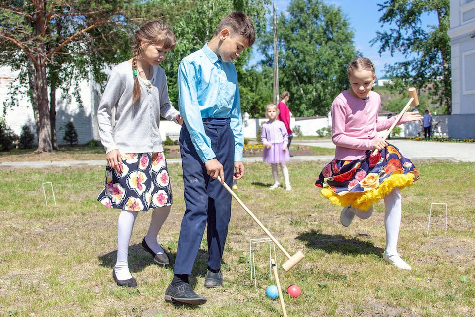 Юные тоболяки сыграли в городки. Фото: Тобольский музей-заповедник.