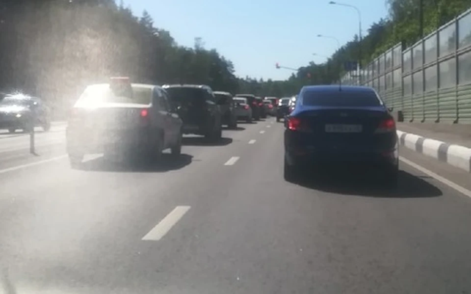 Очевидцы опубликовали фото.