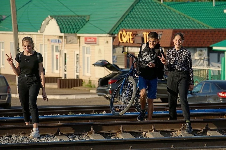 Взрослые и дети то и дело переходят пути там, где этого делать нельзя. Фото: представлено службой корпоративных коммуникаций КбшЖД