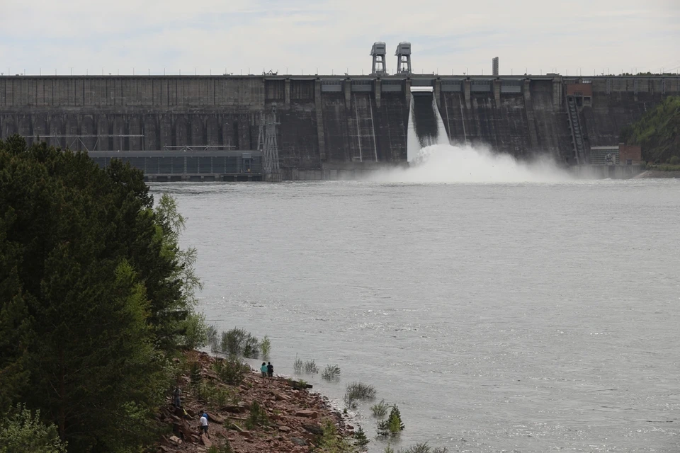 Видео сброса воды на Красноярской ГЭС 2 июня 2021 поразило красноярцев