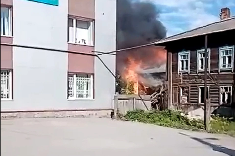 Под Новосибирском загорелся двухэтажный барак. Фото: стоп-кадр.