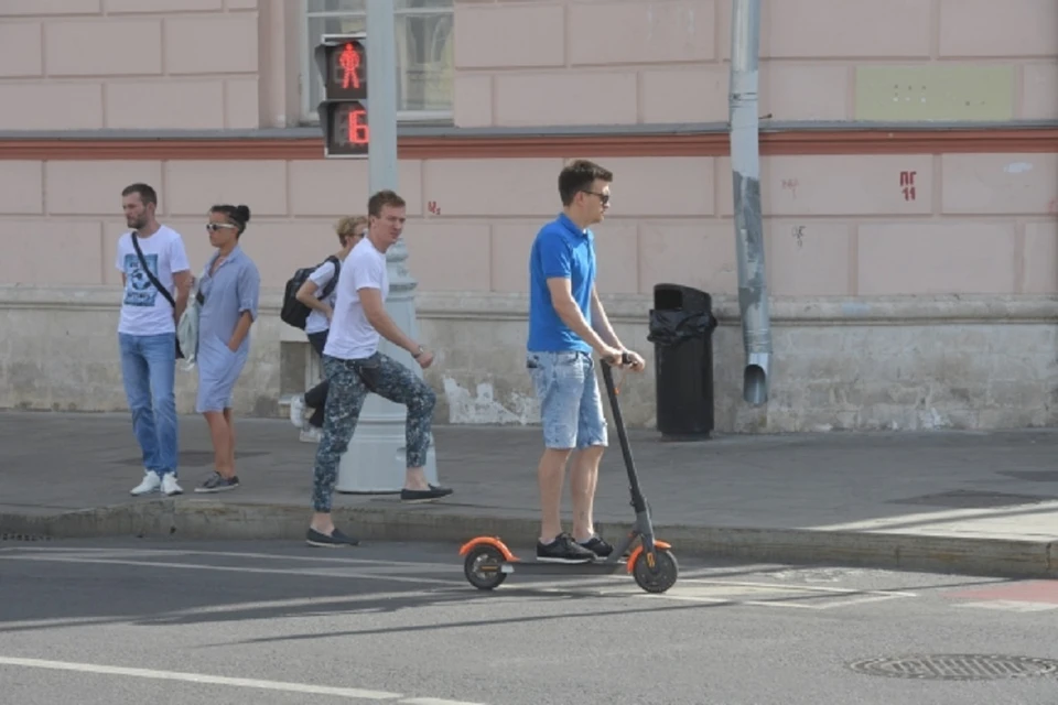 В Новосибирске мужчина на электросамокате врезался в иномарку.