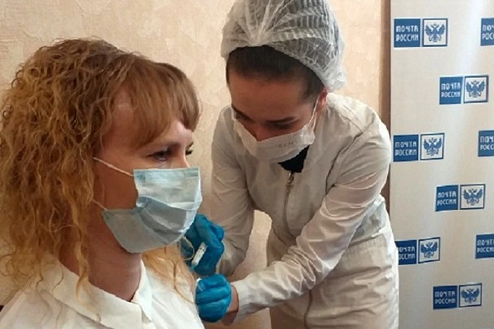 Рязанских почтальонов вакцинировали от COVID-19 прямо на рабочем месте.