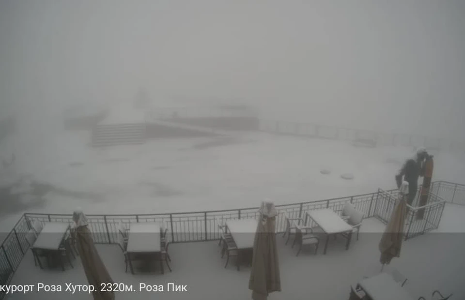 Снег на камерах одного их высокогорных кафе в Сочи