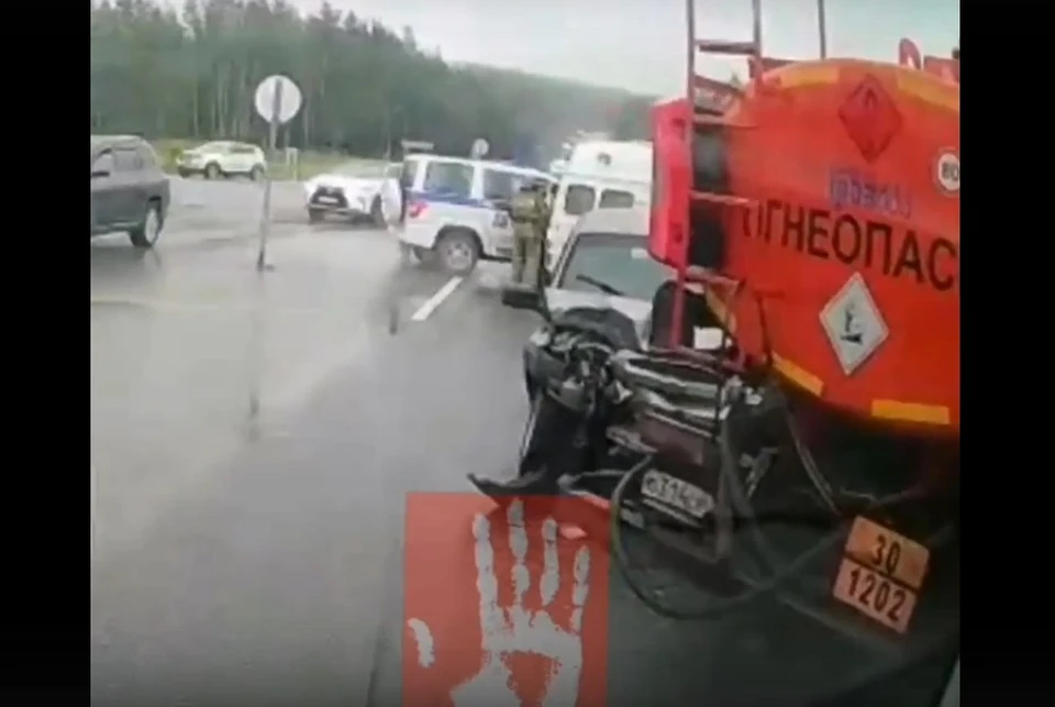 Водитель Chevrolet Niva ехал на высокой скорости и не успел затормозить. Фото: скрин видео "Агентство чрезвычайных новостей".