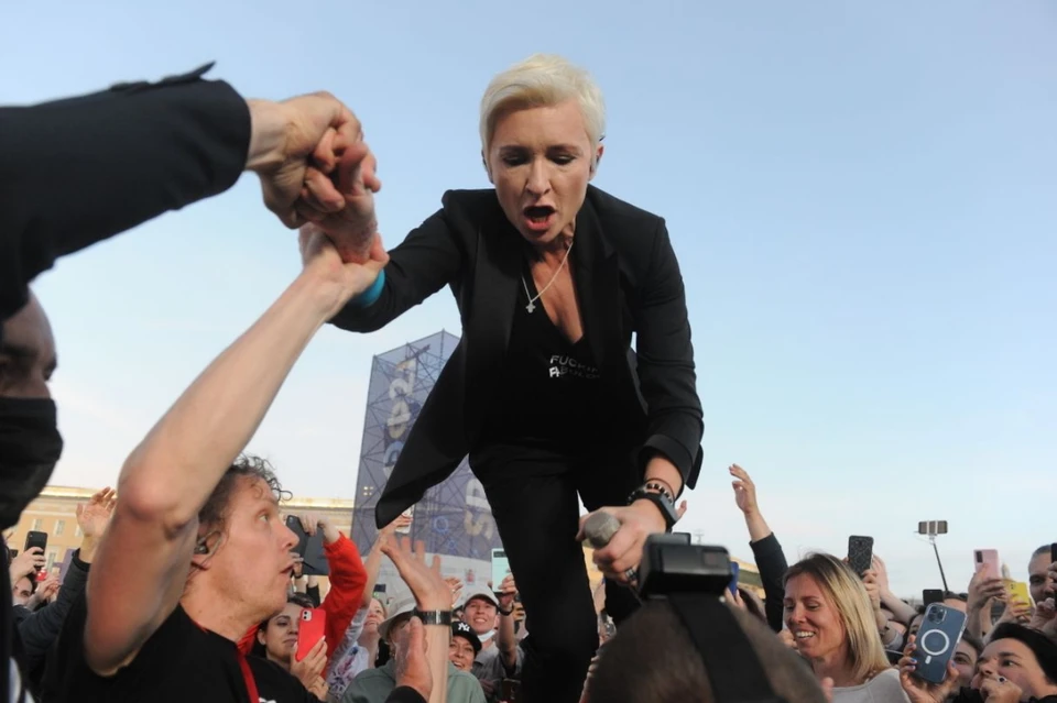 Диана Арбенина ворвалась в толпу на Дворцовой площади во время концерта на ПМЭФ-21.