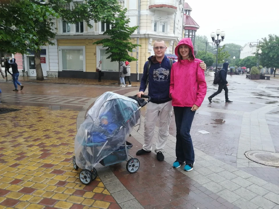 Летний дождь не мешает крымчанам радоваться и гулять на свежем воздухе.
