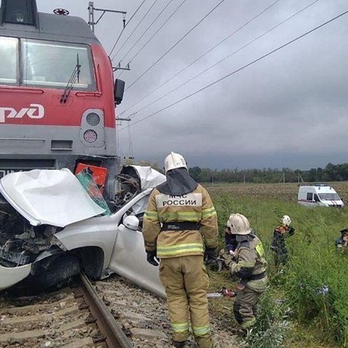 Два человека погибли при столкновении поезда и легковушки на Кубани - KP.RU