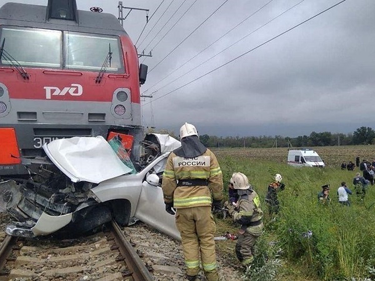 Два человека погибли при столкновении поезда и легковушки на Кубани - KP.RU