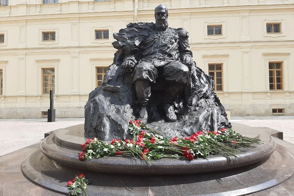 Памятник Александру III открыли в Гатчинском дворце.