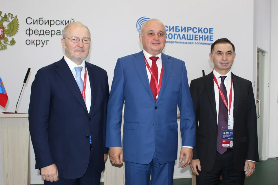 Сергей Цивилев (в центре) считает ПМЭФ-2021 одним из самых успешных форумов для региона, здесь Кемеровская область подписала с партнерами соглашения на сумму более 300 миллиардов рублей.