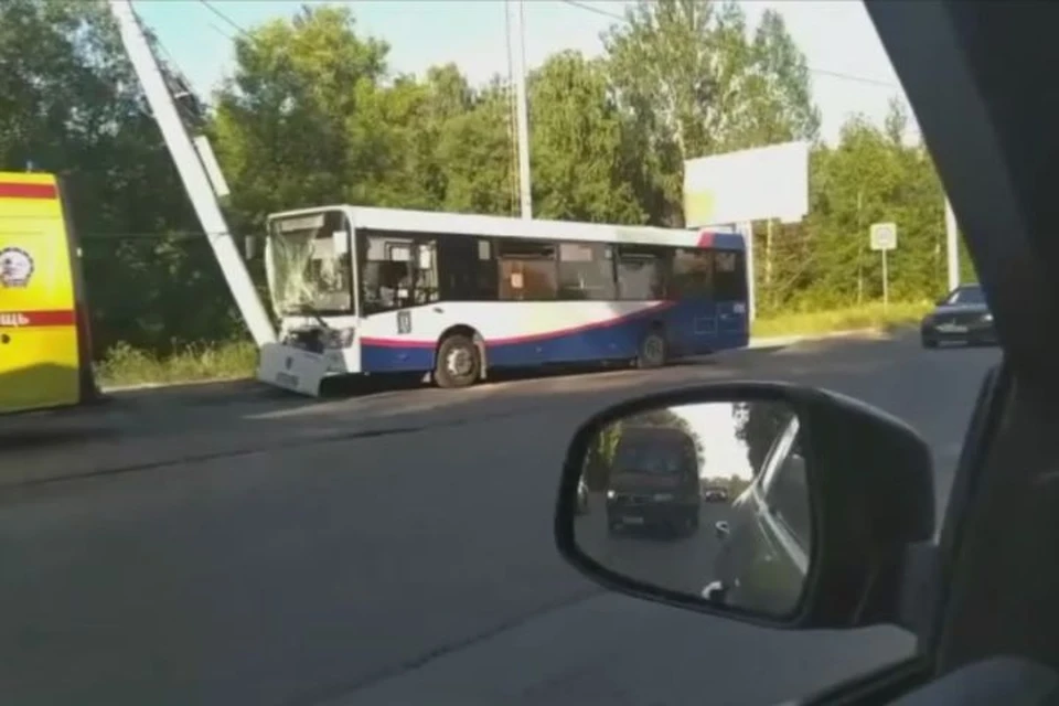 Прокуратура Ярославской области начала проверку по ДТП с автобусом. Скриншот с видео, группа "Подслушано в Ярославле"