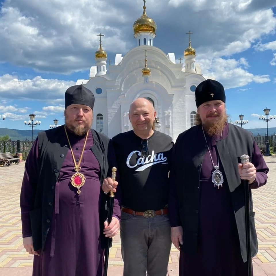 В Златоусте Юрий Гальцев пообщался с митрополитом Алексием (слева).