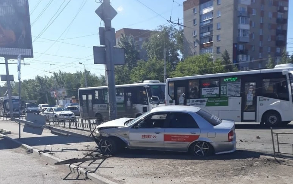 Хозяин иномарки уступил водительское место своему другу.