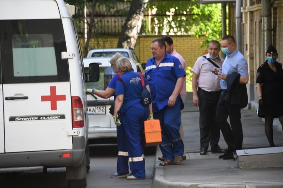 Благо, девочка успела схватиться за края и позвала на помощь, ее достали прохожие.