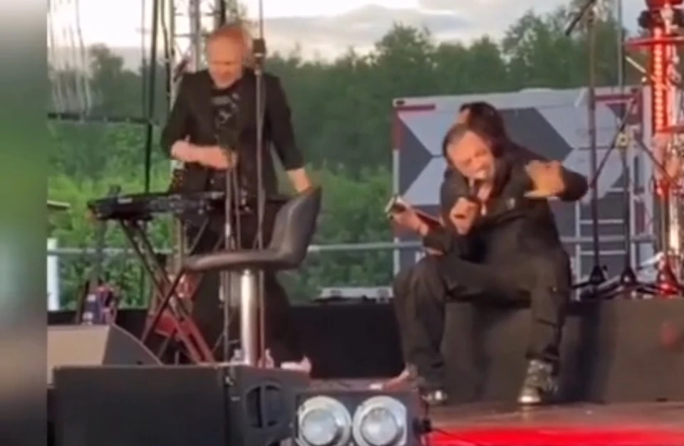 Кадр из видео, на котором Глеб Самойлов пытается петь.