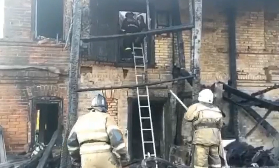На пожаре в Юго-Камском погибли трое детей и их дедушка. Фото: кадр видео МЧС России.