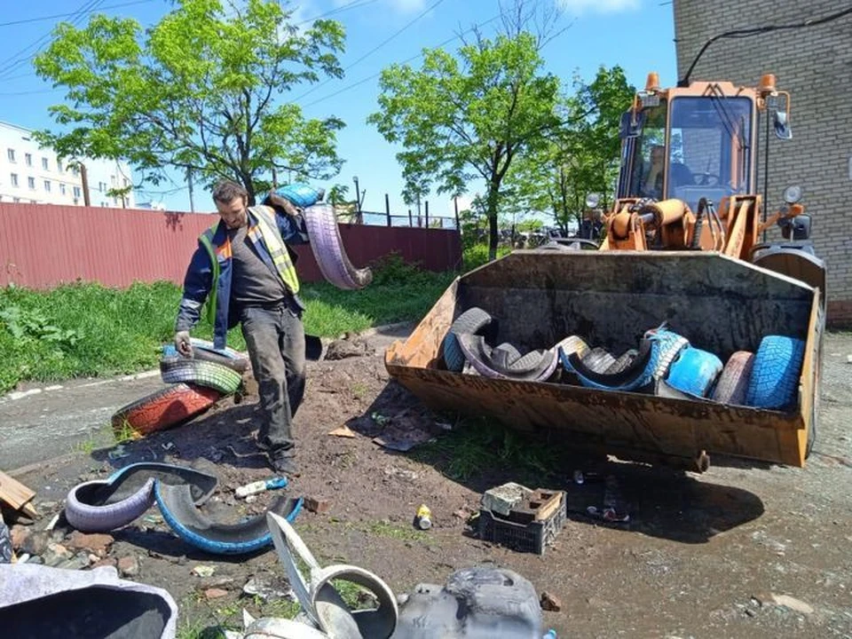 Во Владивостоке утилизируют старые шины. Фото: Фото МБУ «Содержание городских территорий».