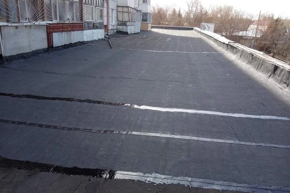 В тюменском доме на Локомотивной после жалобы отремонтировали прохудившуюся крышу. Фото - Госжилинспекция по Тюменской области.