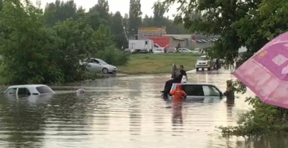 Машины ушли под воду на дороге по улице Томская