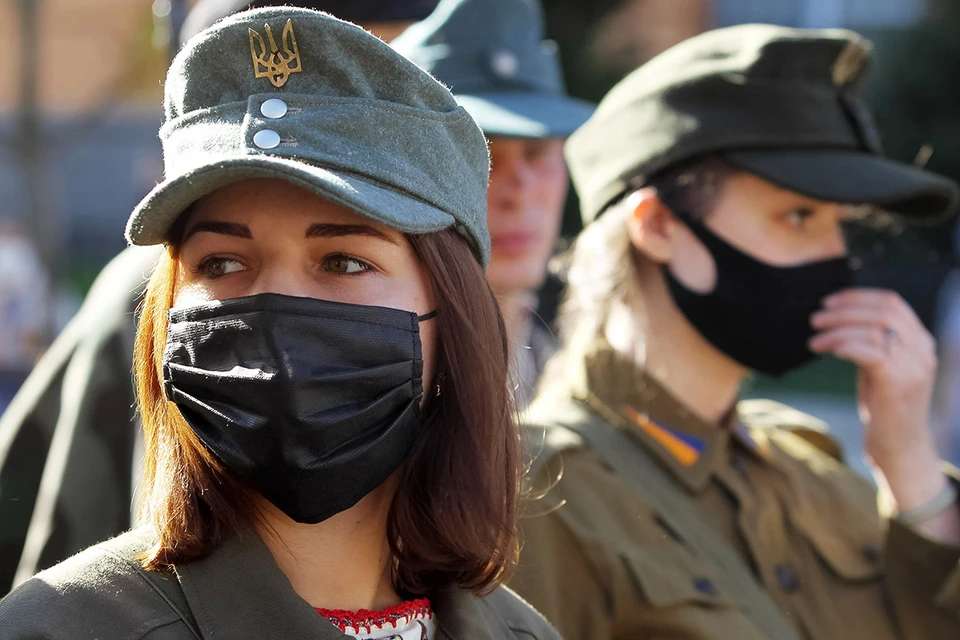 Участницы шествия украинских националистов в центре Киева.