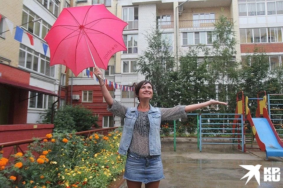 Отправляясь гулять, прихватите с собой зонты или дождевики.