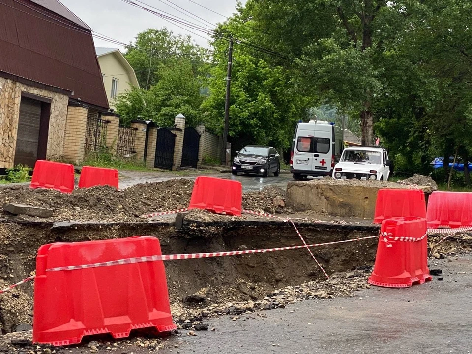«Скорой помощи» пришлось объехать улицу