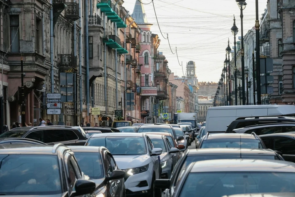 9-балльные пробки наблюдаются на Невском проспекте вечером 11 июня в Санкт-Петербурге.