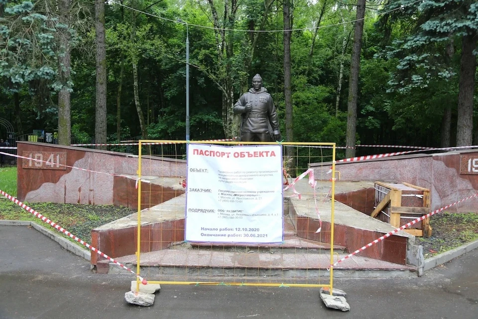 Памятник воину-освободителю в Кузьминках должны были отреставрировать к концу июня, однако работы так и не начались. Фото: Александр ЧИКИН.