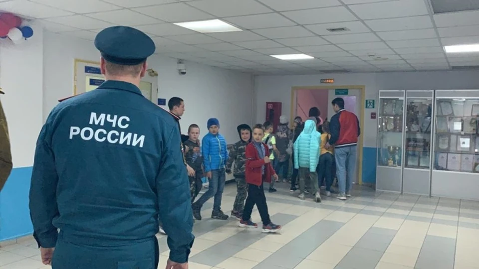 На Ямале спасатели обследуют помещения пришкольных лагерей. Фото - 89.mchs.gov.ru.