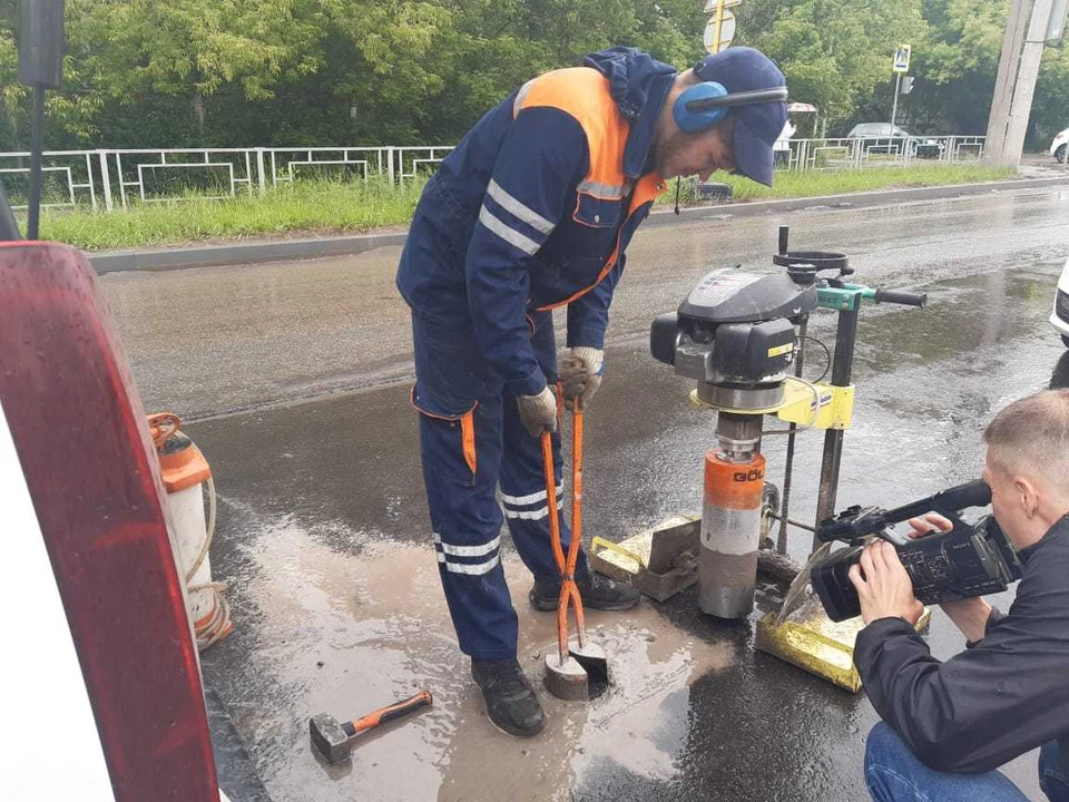 Асфальтовое покрытие с дорог Дзержинска проверят в лаборатории. Фото: администрация Дзержинска