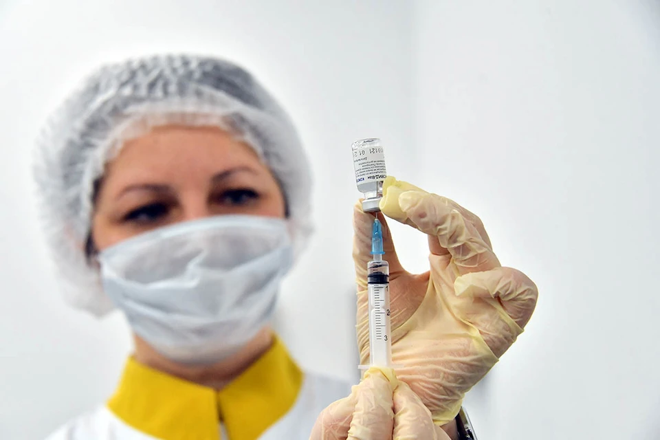 В Москве и Подмосковье объявлена обязательная вакцинация работников сферы услуг.