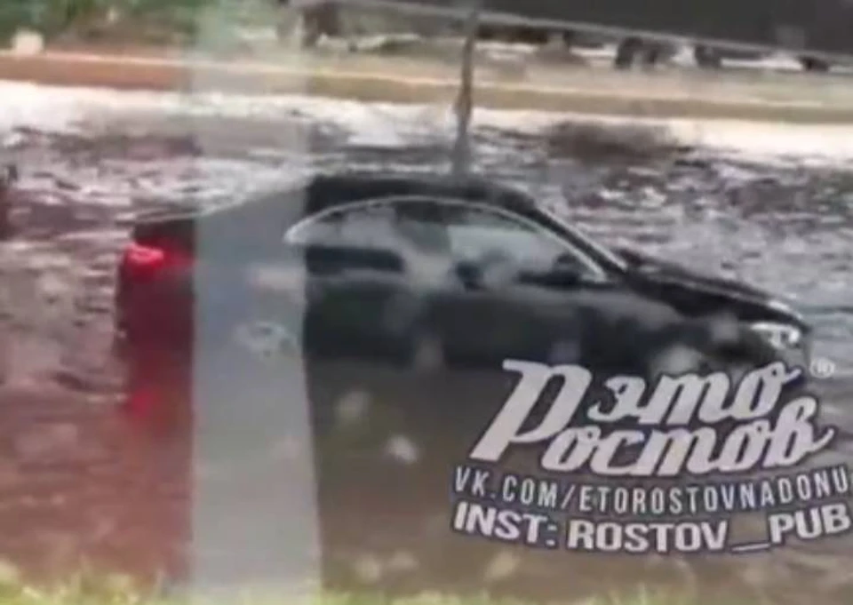 В центре города машины ушли под воду. Фото: социальные сети