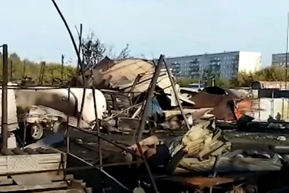 Новосибирцы снова заметили дым на взорвавшей заправке: на месте работают пожарные. Фото: стоп-кадр// СК РФ по НСО.