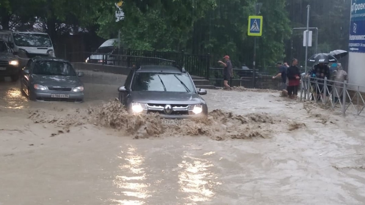 Видео потопа в Ялте 18 июня 2021 года: потоки воды смывают машины, по дорогам текут реки - KP.RU