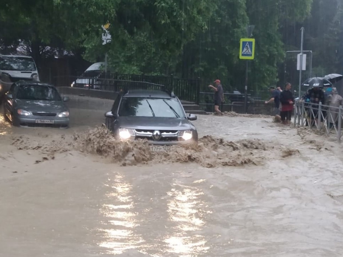 Видео потопа в Ялте 18 июня 2021 года: потоки воды смывают машины, по  дорогам текут реки - KP.RU