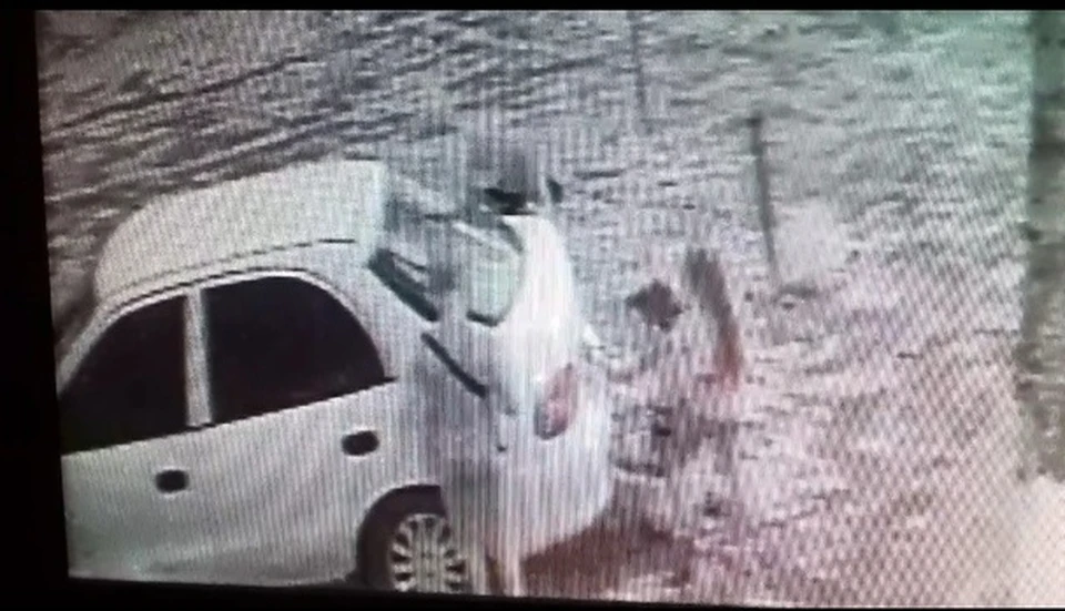 Детские шалости попали на камеру видеонаблюдения.