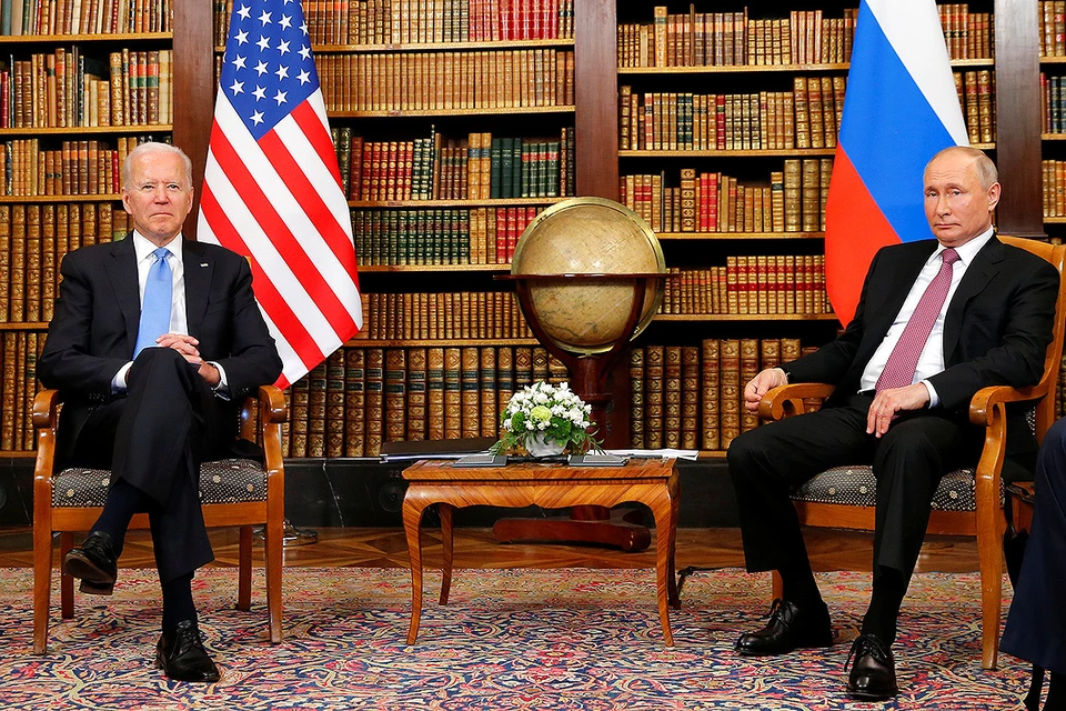 Владимир Путин и Джо Байден перед началом переговоров в Женеве.