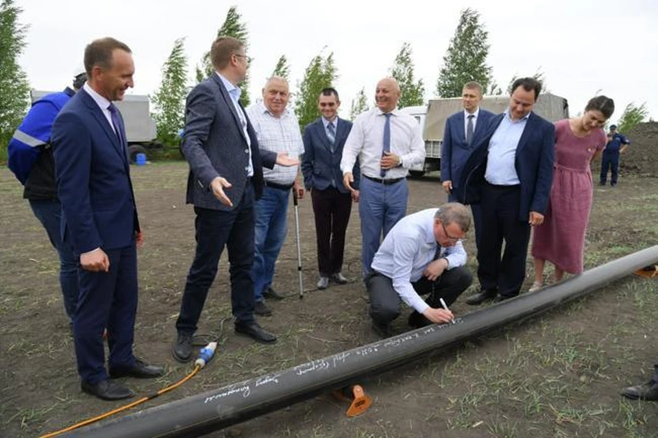 Губернатор написал на трубопроводе: «Даёшь газ в октябре 2021 года!».
