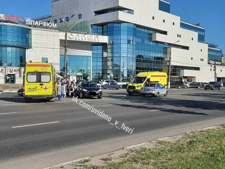 ДТП у ТЦ "Олимп" Фото: vk.com/uvideno_v_tveri