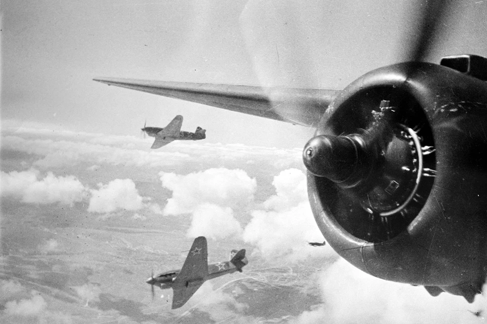 Одними из первых в бои Великой Отечественной войны вступили советские летчики.